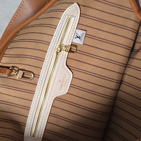 Cream and Tan Purse - Picture 3 of 3